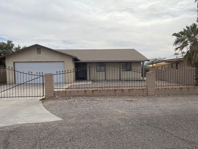 Foto del edificio - 3 Bedroom Home with Fenced Yard and Garage