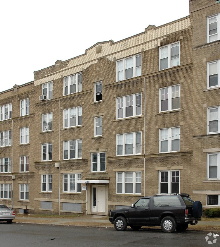 Building Photo - 200 Oak St