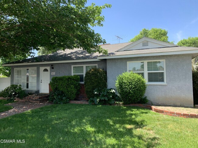 Foto del edificio - 7431 Cozycroft Ave