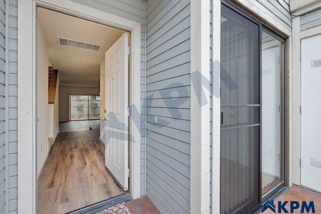 Foto del edificio - Gated 2-Story 2 Bedroom 2.5 Bath Townhome ...