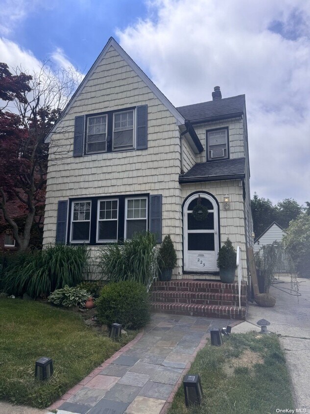 Building Photo - 225 Willets Ave