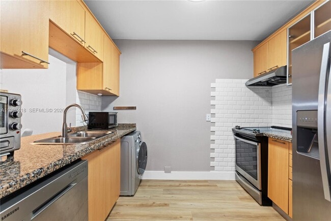 Foto del edificio - 677 NE 24th St