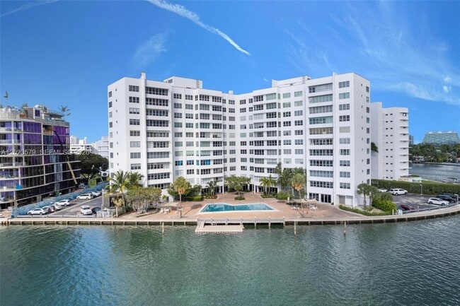 Building Photo - 9102 W Bay Harbor Dr