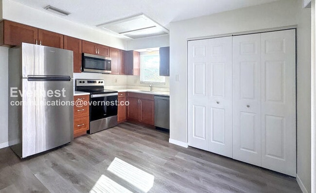 Building Photo - 2901 Bay View Dr