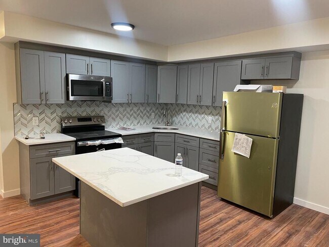 Foto del edificio - 7028 Elmwood Ave