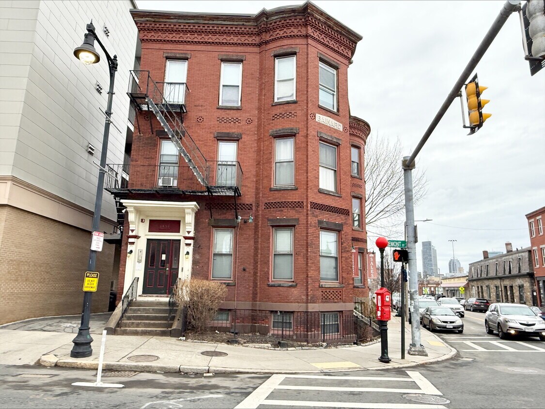 Primary Photo - 1451 Tremont St