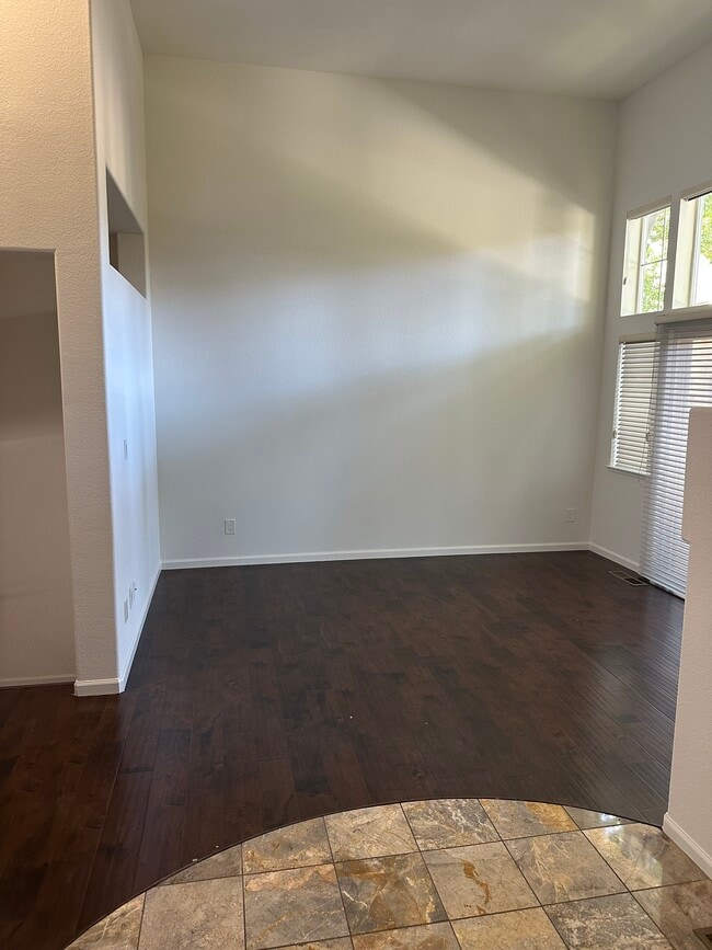 Formal Living room - 542 Mill River Ln