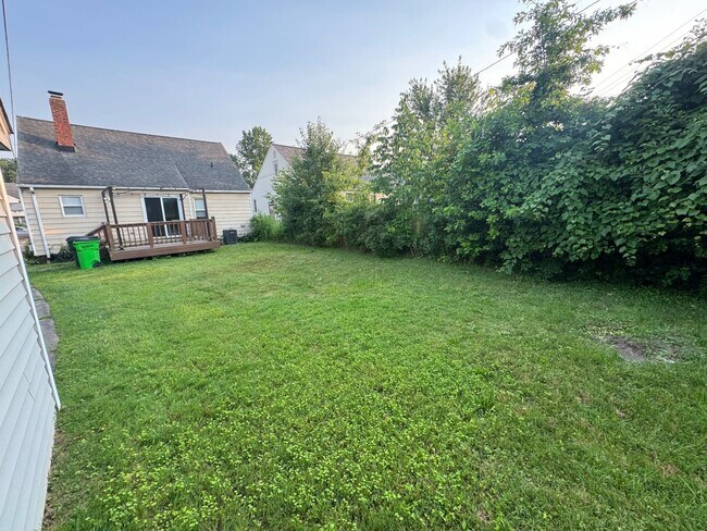 Building Photo - Charming 3-Bedroom Property in Prime Location