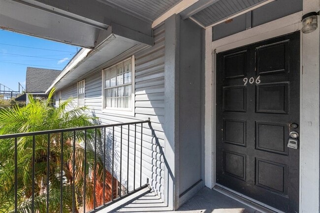 Foto del edificio - 200 Country Club Dr