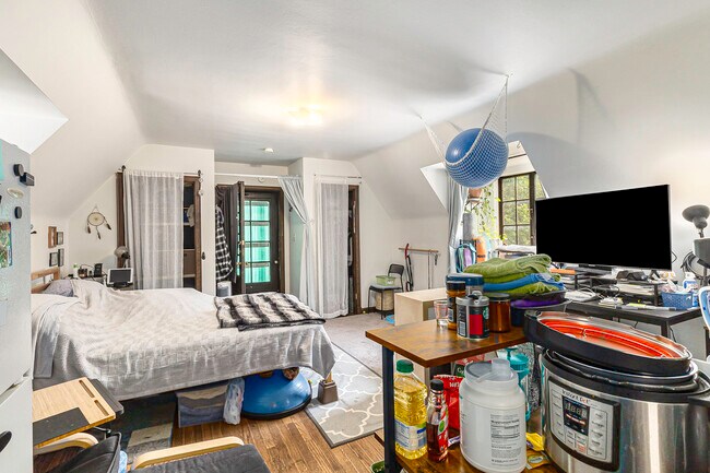 Building Photo - 608 W Washington-4