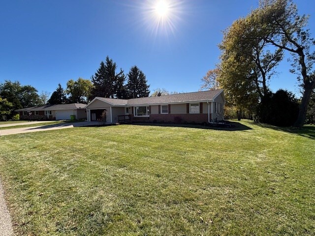 Gran patio delantero - 409 Hill N Dale Cir