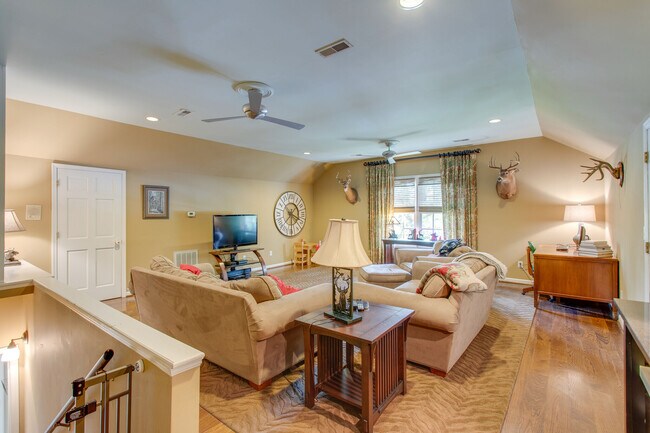 Building Photo - 1704 Castleman Dr