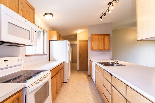 Foto del edificio - Charming 3-Bedroom Home in Redmond: Spacious Yard & Prime Location!