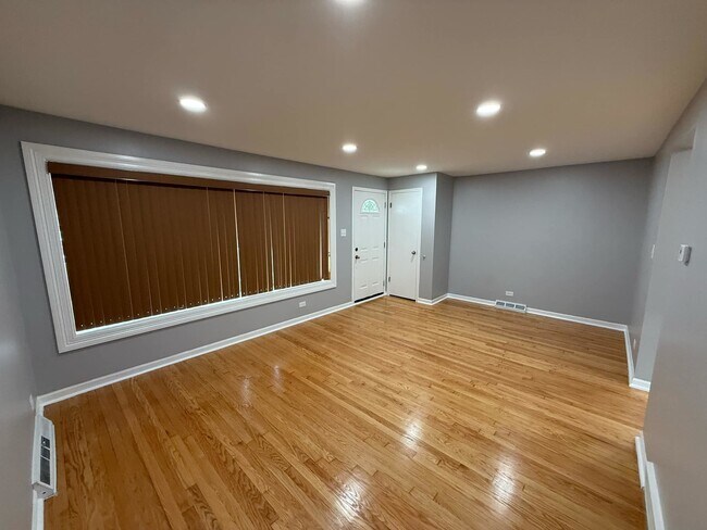 Foto del edificio - 7807 S Laramie Ave