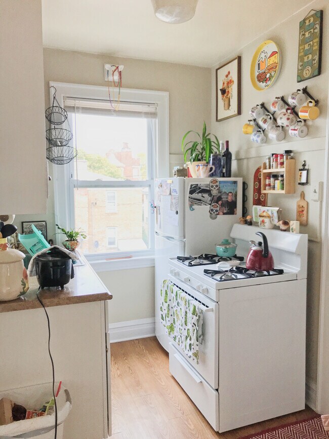 Building Photo - Charming Convertible Studio on Second Floo...