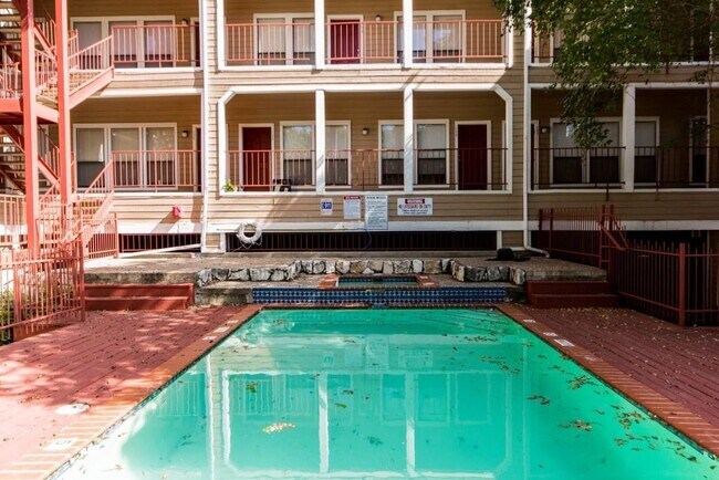 Foto del edificio - 2901 San Jacinto Blvd