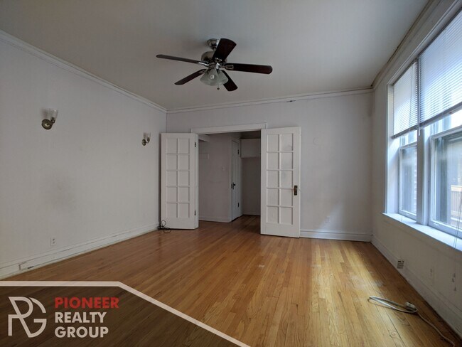 Building Photo - 432 W Surf St