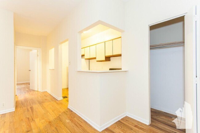 Foto del edificio - 660 W Cornelia Ave