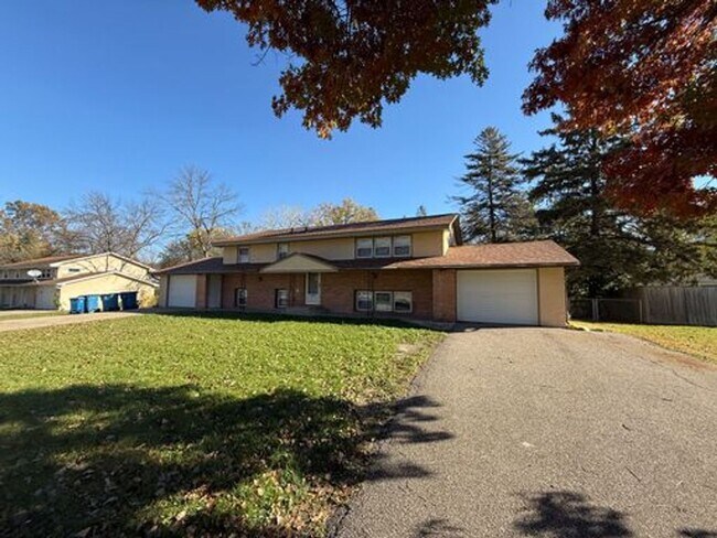 Foto del edificio - 6040 Hemlock Ln N