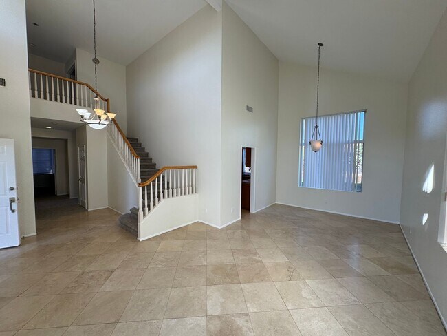 Foto del edificio - 4 bed 3 full bath house with 3 car garage in Corona for lease