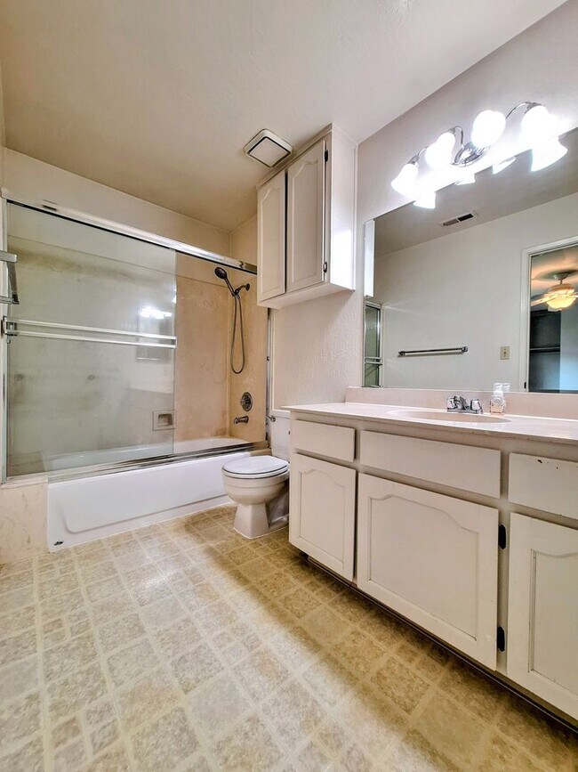 Foto del edificio - Beautiful Townhouse w/Laundry, Yard, Accepting Cats!