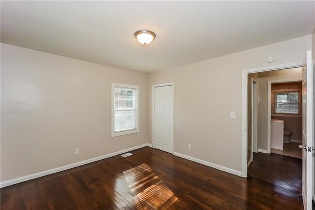Building Photo - 1381 Benteen Ave SE