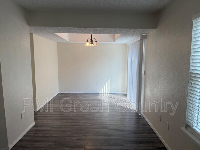 Building Photo - 9121 E 69th Pl