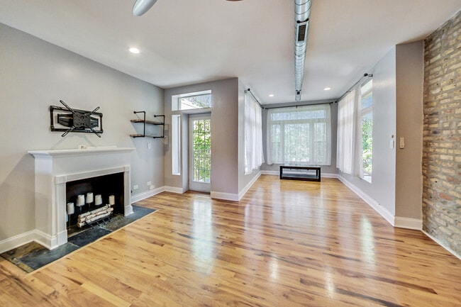 Building Photo - 4821 N Sawyer Ave