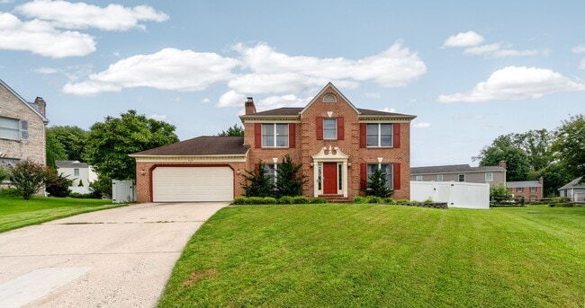 Photo - 727 Macphail Ct. S House