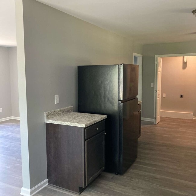 Building Photo - 511 E Parkview Dr