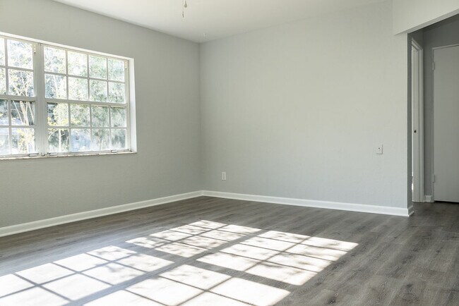 Building Photo - 831 N Arlington Ave