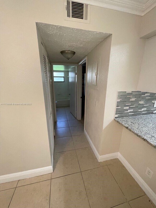 Building Photo - 1465 Lake Crystal Dr