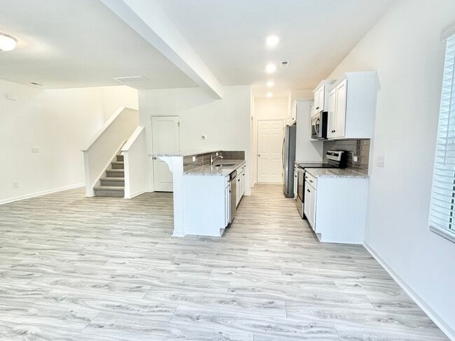 Building Photo - 3br 2.5 ba Paired Home near shopping, I-77 & I-40 Ready July 17th!