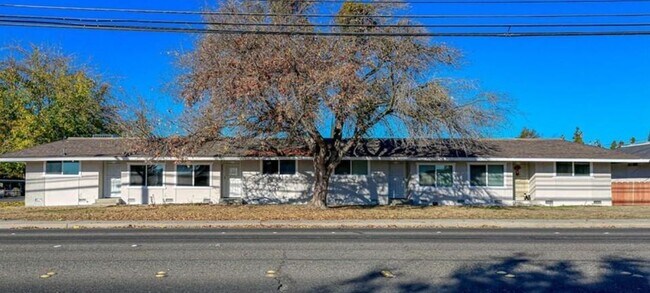 Building Photo - 801 E Bellevue Rd