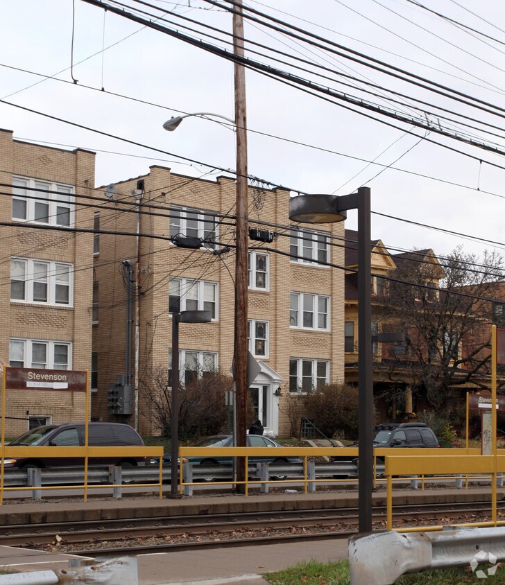 Building Photo - 2728 Broadway Ave