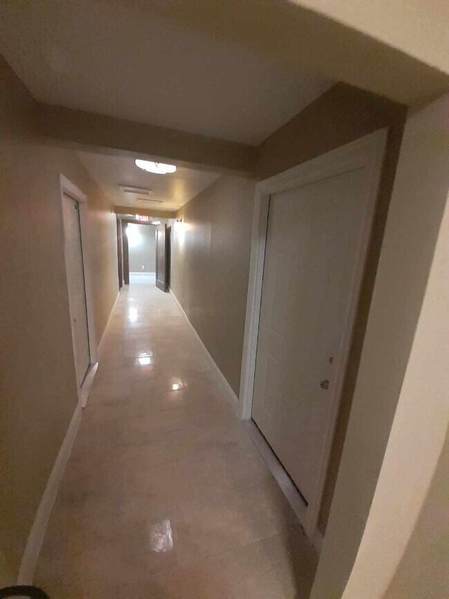 Foto del edificio - 8845 E Jefferson Ave