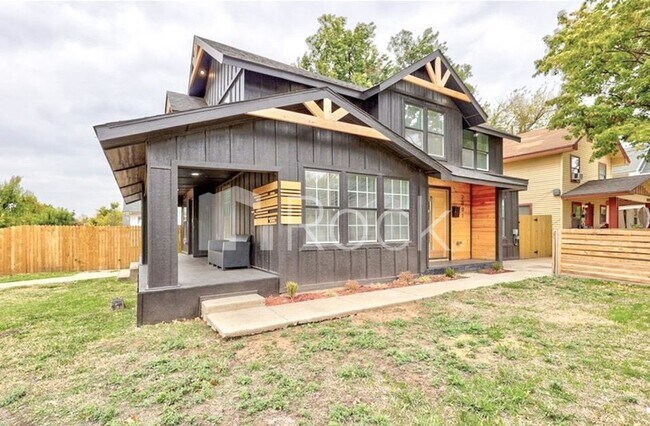 Building Photo - 4 Bedroom Home with 2.5 Bathrooms on a Corner Lot near Plaza District