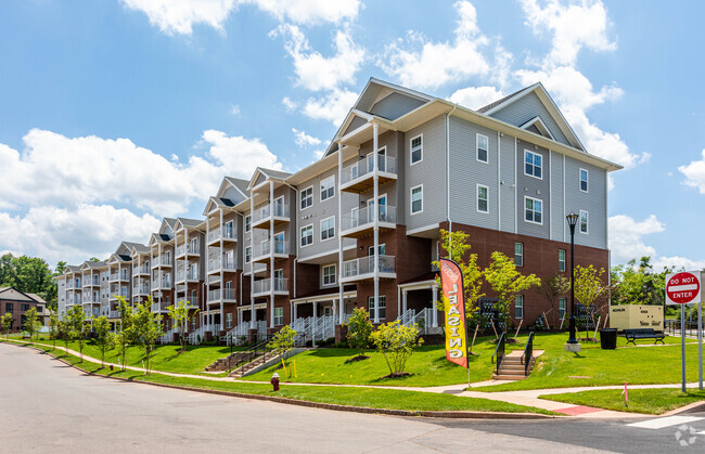 Foto del edificio - Apartments at Montgomery Crossing