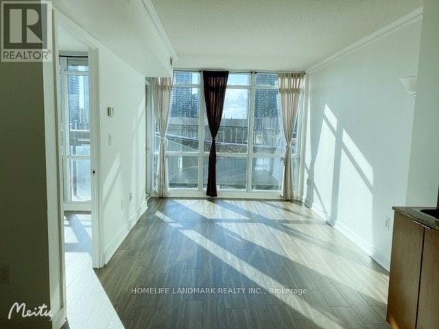 Building Photo - 15 Fort York Blvd