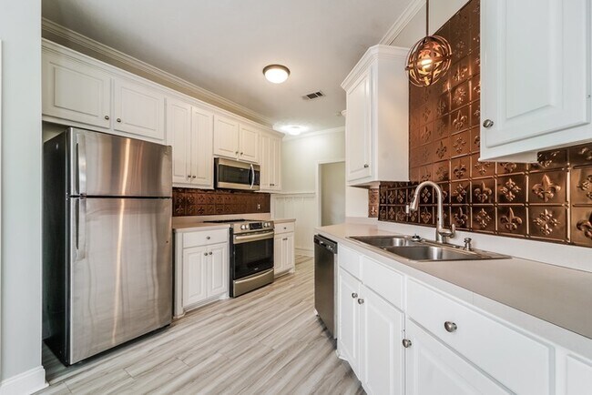 Building Photo - Classic 3 Bedroom Brick Home