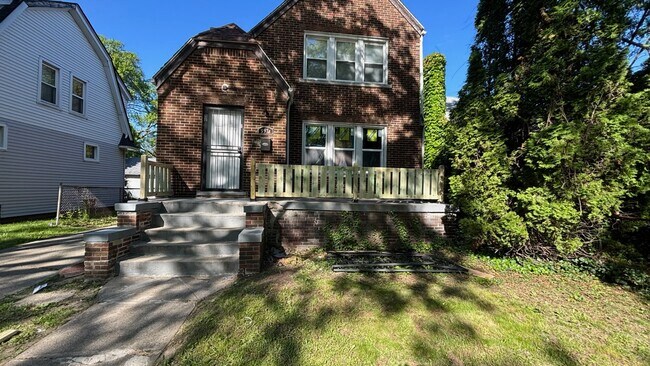 Casa adosada de 2 familias recientemente remodelada, lista para ocupar. - 5974 Coplin St