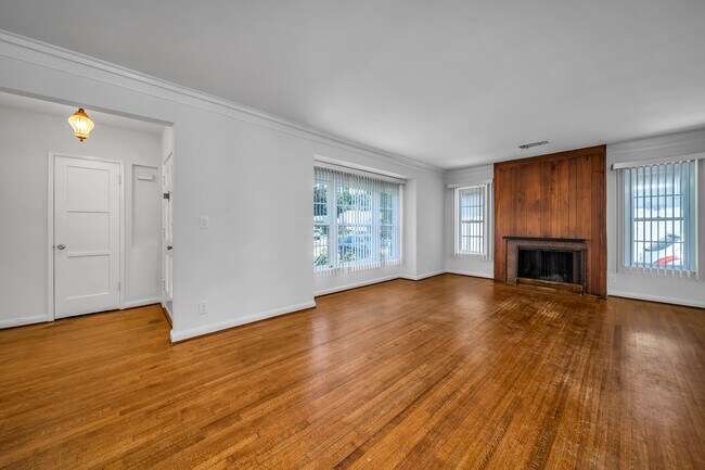 Building Photo - 1440 Roxbury Dr