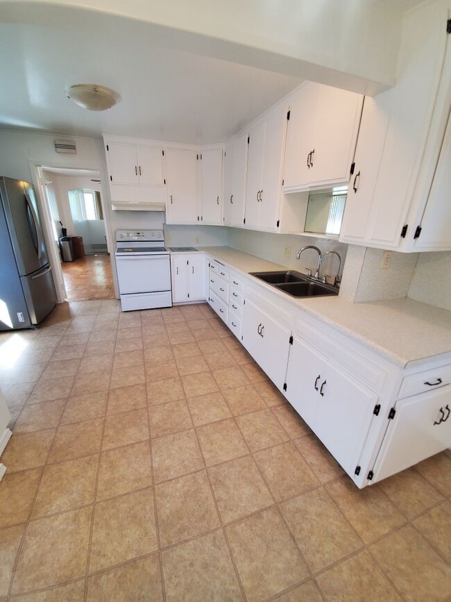 Building Photo - Beautiful & Private 3BD/2BA, 1,397 SqFt Ho...