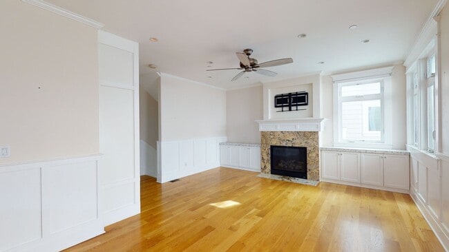 Building Photo - Updated and Spacious Coronado Townhome Ava...
