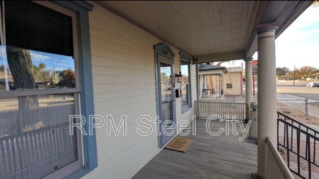 Foto del edificio - 512-512 1/2 W 10th St