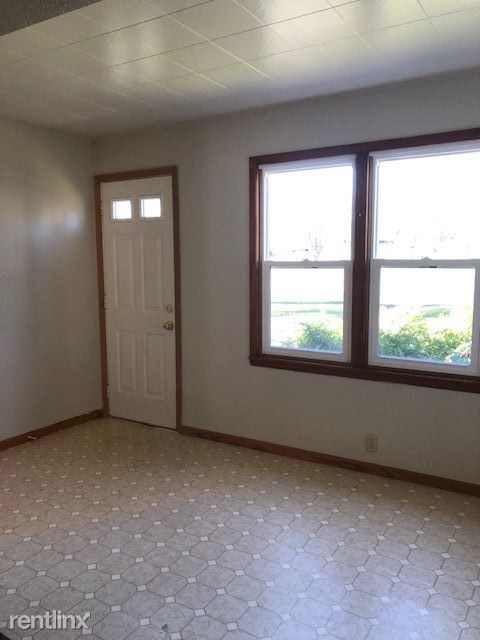 Building Photo - 3 br, 1 bath  - 324 W Main St Unit #1