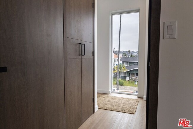 Foto del edificio - 843 Mariposa Ave