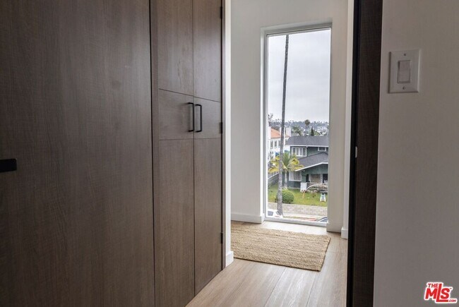 Building Photo - 843 Mariposa Ave