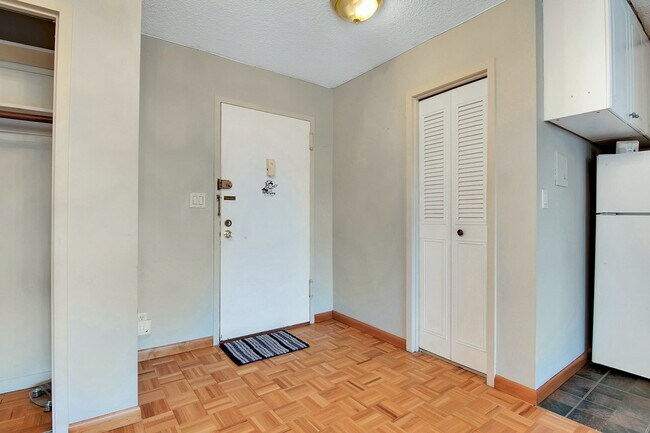 Building Photo - 1590 Anderson Ave