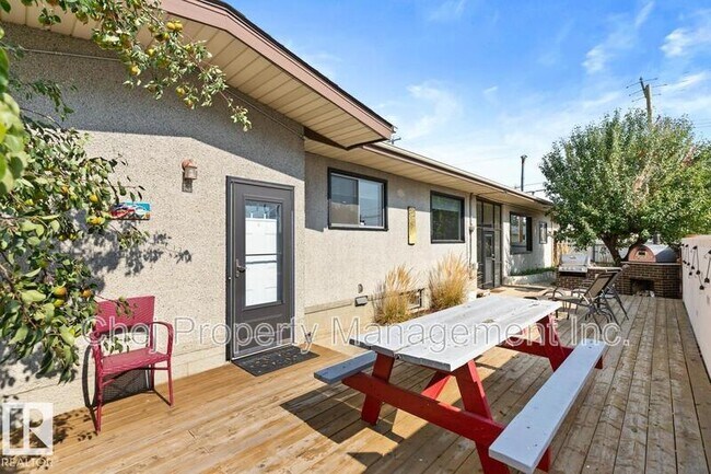 Photo du bâtiment - 8007-8128 128 Ave NW